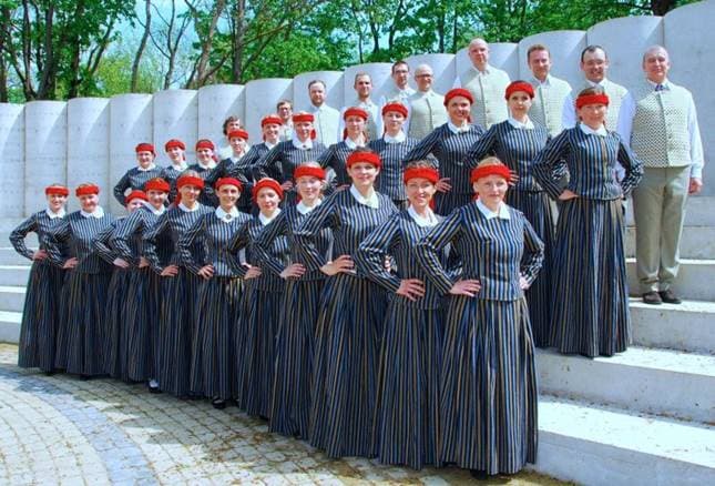 Jauktais koris „Dzīne” tautastērpos