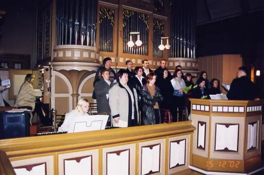Dziedam dievkalpojumā Trīsvienības baznīcā 15.12.02
