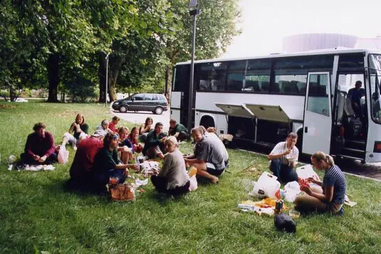 Pusdienas zālienā pie tūrisma autobusa