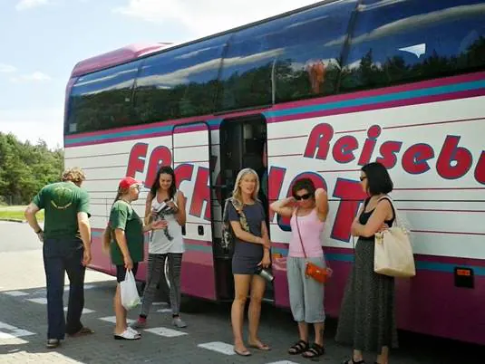 Pietura pie autobusa ceļā uz koncertu